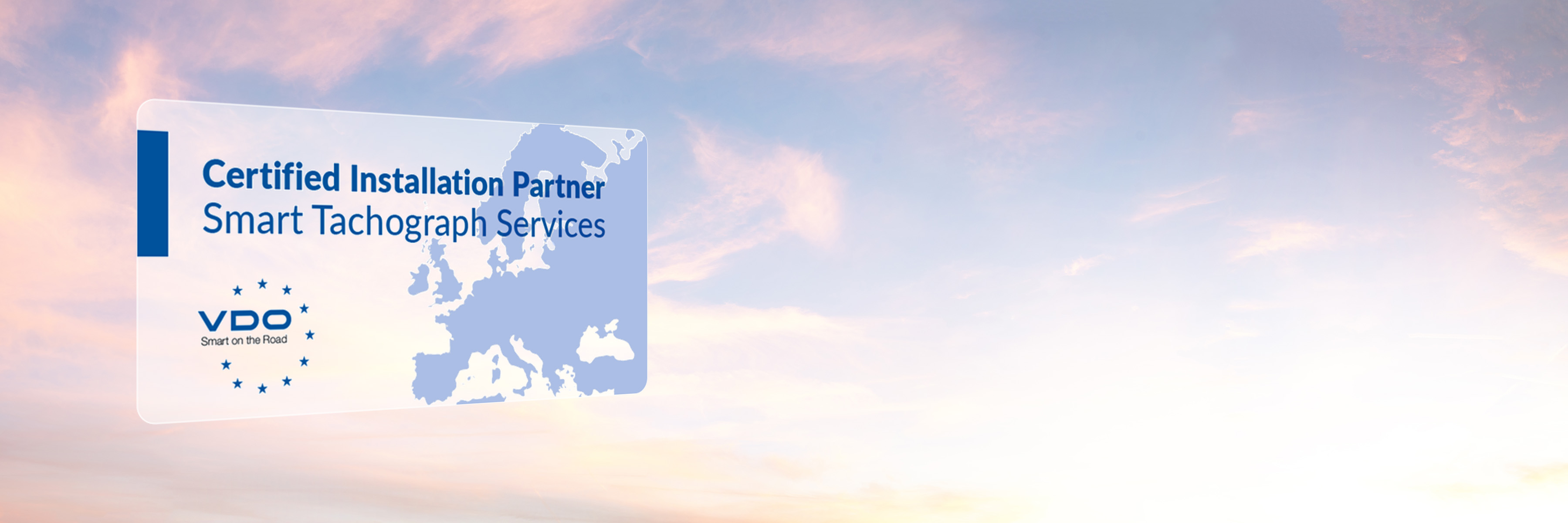 Abzeichen für zertifizierte Installationspartner vor einem stilisierten Himmel mit Wolken.