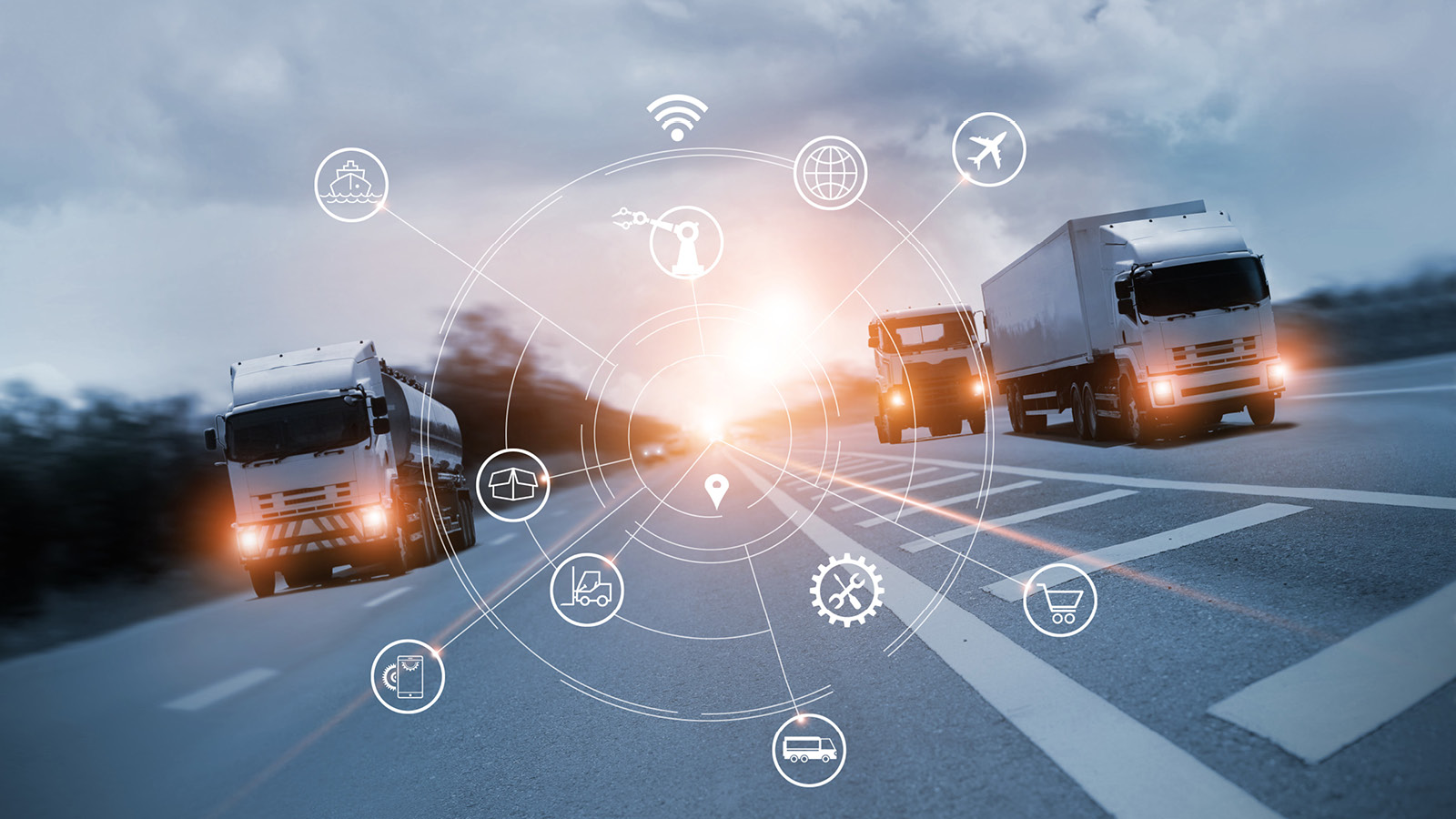 Mehrere Lkw sind auf einer Autobahn unterwegs. Weiße Icons, die über das Bild gelegt sind, zeigen den Funktionsumfang der VDO Software Tachograph Management auf. Dargestellt werden u. a. die Konnektivität, Wartung, Logistik und weitere Aufgaben, die Flottenmanagern im Berufsalltag begegnen.