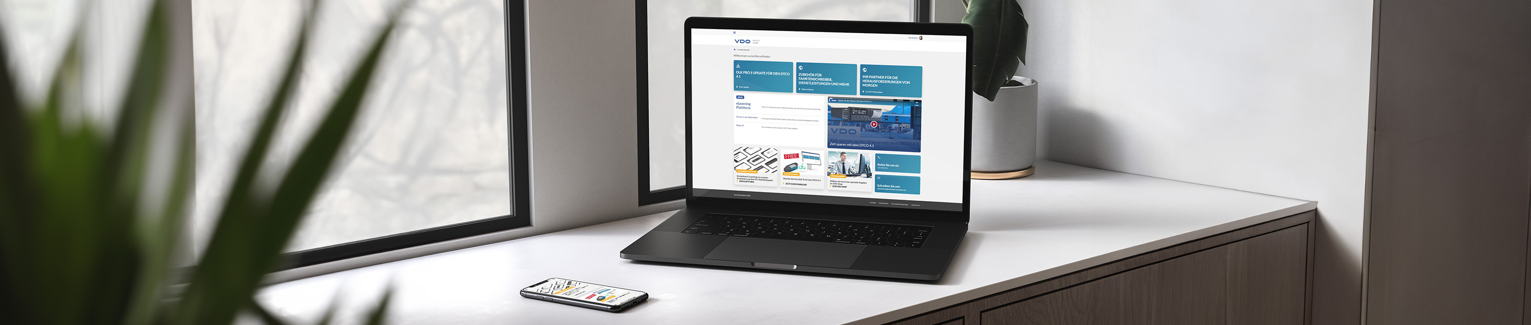 Laptop mit MyVDO Portal Screen auf Sideboard vor einem Fenster
