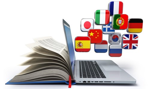 Darstellung eines Buchs, das in einen aufgeklappten Laptop übergeht. Aus dem Laptop schweben einzelne Kacheln mit Flaggen heraus. Es sind die Flaggen der folgenden Länder zu sehen: Spanien, Portugal, Deutschland, Italien, Frankreich, China, Japan, Griechenland, Südkorea, Niederlande, Russland und die Flagge des Vereinigten Königreichs.