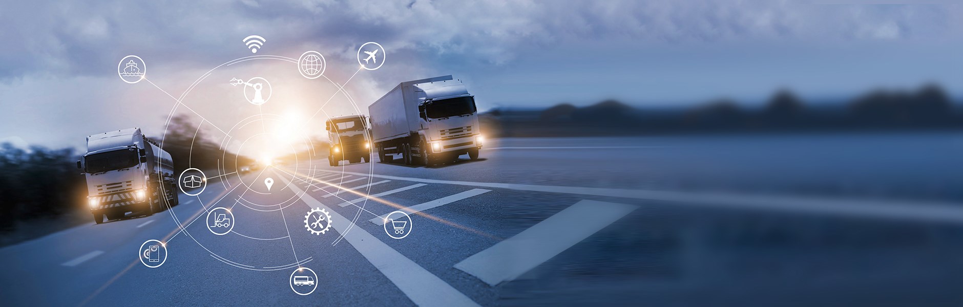 Ein Foto zeigt drei Lkw, die auf einer Autobahn unterwegs sind. In weiß sind in der Mitte des Fotos verschiedene Icons platziert, die die verschiedenen Aufgaben des Flottenalltags symbolisieren, bei denen VDO Flottenbetreiber unterstützt. Beispielsweise deutet ein Werkzeug-Icon die regelmäßige Wartung von Fahrzeugen an. Zudem bietet VDO eine wichtige Orientierung im Vorschriftendschungel. )